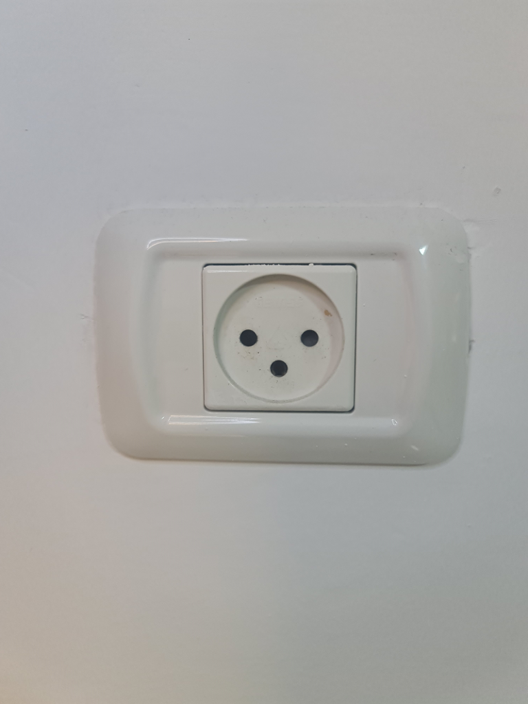 Israeli electricity plug